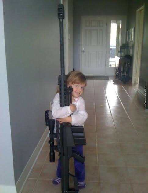 Девочка обнимает снайперскую винтовку Barrett M82, США, 2000-е гг.