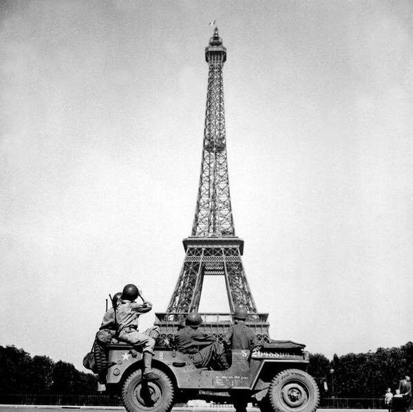 Солдаты 4-й пехотной дивизии США фотографируют Эйфелеву башню в Париже после его освобождения, Франция, 25 августа 1944 г.