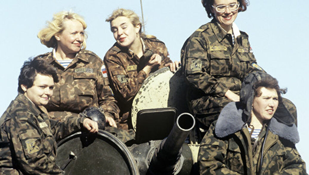Экипаж боевой машины десанта, состоящий из одних женщин, Тула, Россия, 1993 г.