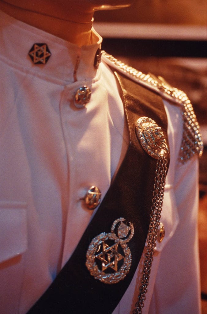 Парадная униформа музыканта тринидадской полиции. Звезда Давида размещена на петлицах, пуговицах и ленте.