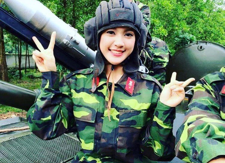 Девушка-механик-водитель БМП-1 вьетнамской армии.