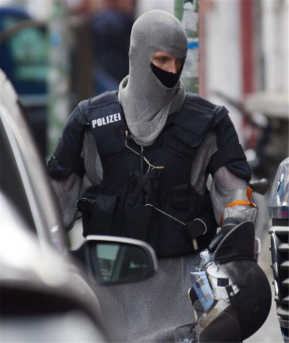 Кольчуга на вооружении современной полиции, Германия, 2016 г.