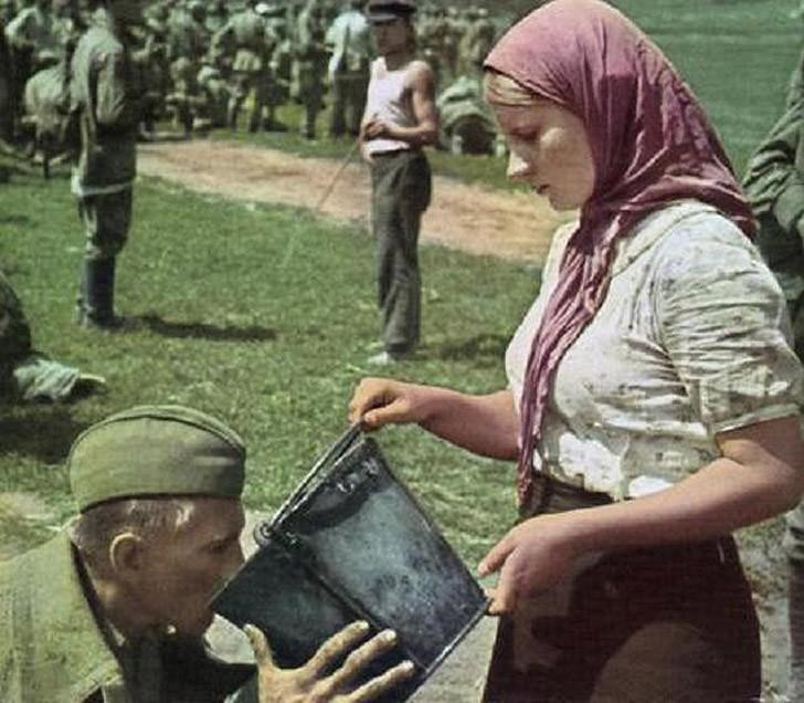 Украинская девушка дает попить советскому военнопленному, 1941 г.