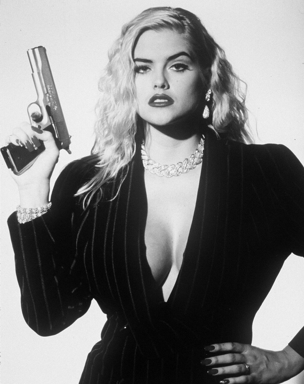 Секс-символ Анна Николь Смит с пистолетом M1911, 1990-е гг.