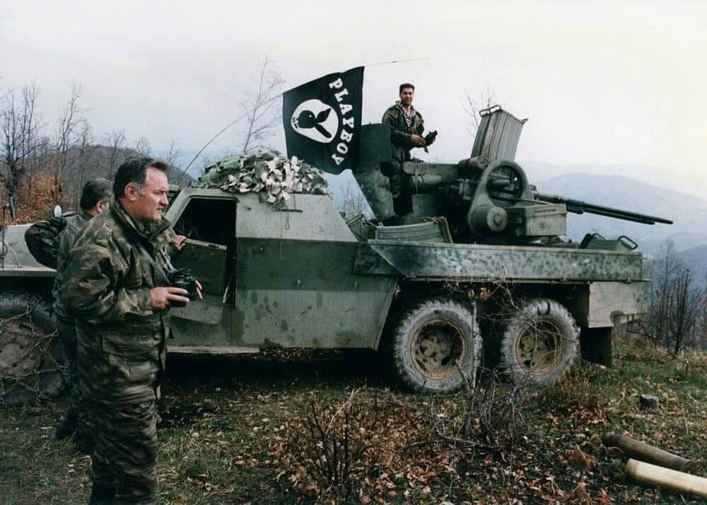 Зенитная самоходная установка M53/59 Praga с флагом мужского журнала "Playboy", гражданская война в Югославии, 1990-е гг.