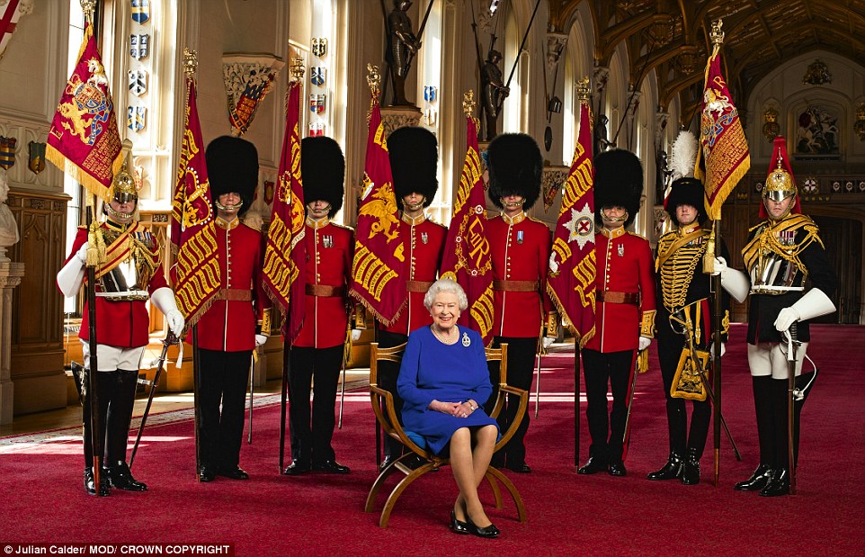 Королева Елизавета II с солдатами из каждого из 8 полков британской гвардии, слева направо: лейб-гвардия, гренадерский полк, шотландский полк, уэльский полк, ирландский полк, колдстримский полк, Отряд Его Величества и Блюз энд Роялз, 2015 г.