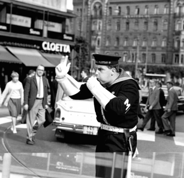 Полицейский, направляющий движение в тот день, когда Швеция официально переключилась на правостороннее движение, 3 сентября 1967 г.