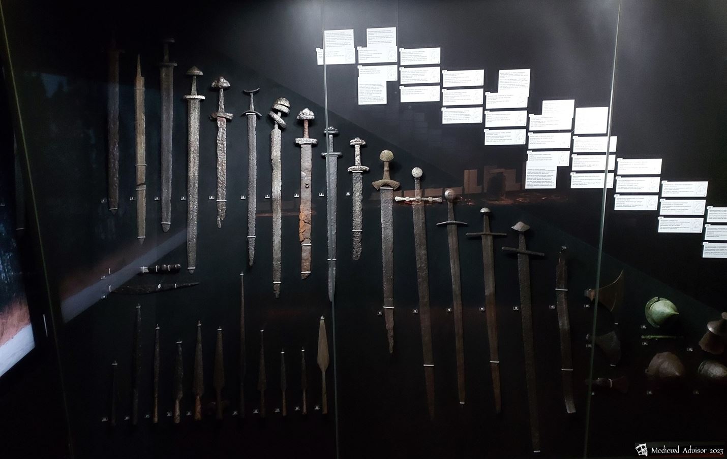 Скандинавские мечи и другое оружие викингов, датированное VIII - XI веками, в экспозиции Национального музея Финляндии в Хельсинки.