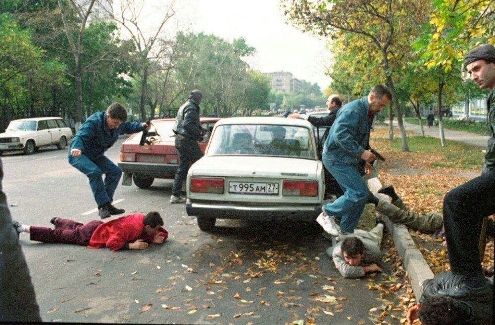 Неистовое задержание криминальной группировки, при участии спокойного оперативника, хладнокровно положившего свою ногу на тело преступника, Россия, 1990-е гг.