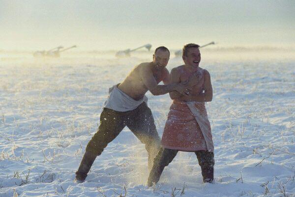 Бойцы ВДВ натирают друг друга снегом, Чечня, Россия, 1999 г.