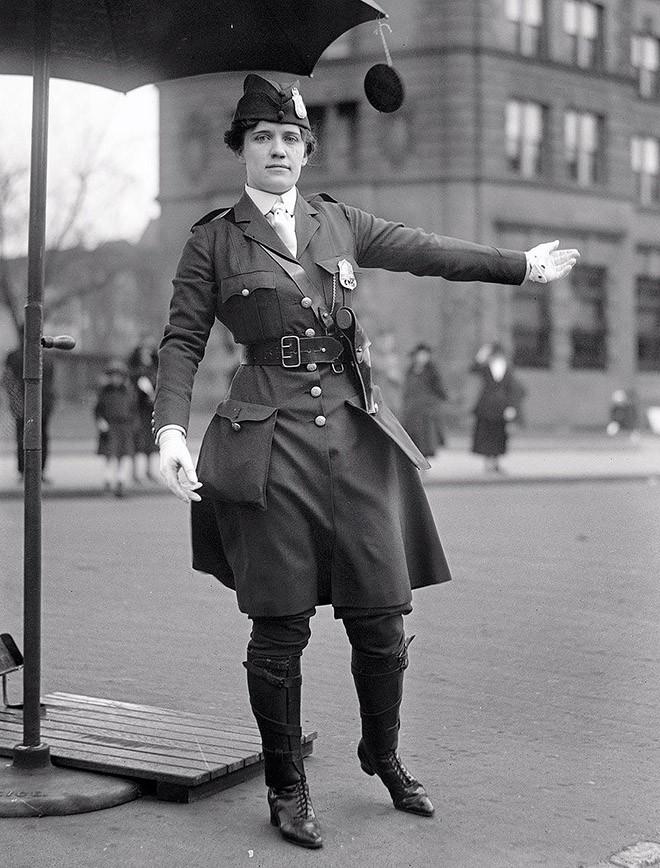 Леола Н. Кинг — первая женщина-постовой США — в Вашингтоне, округ Колумбия, 1918 г.