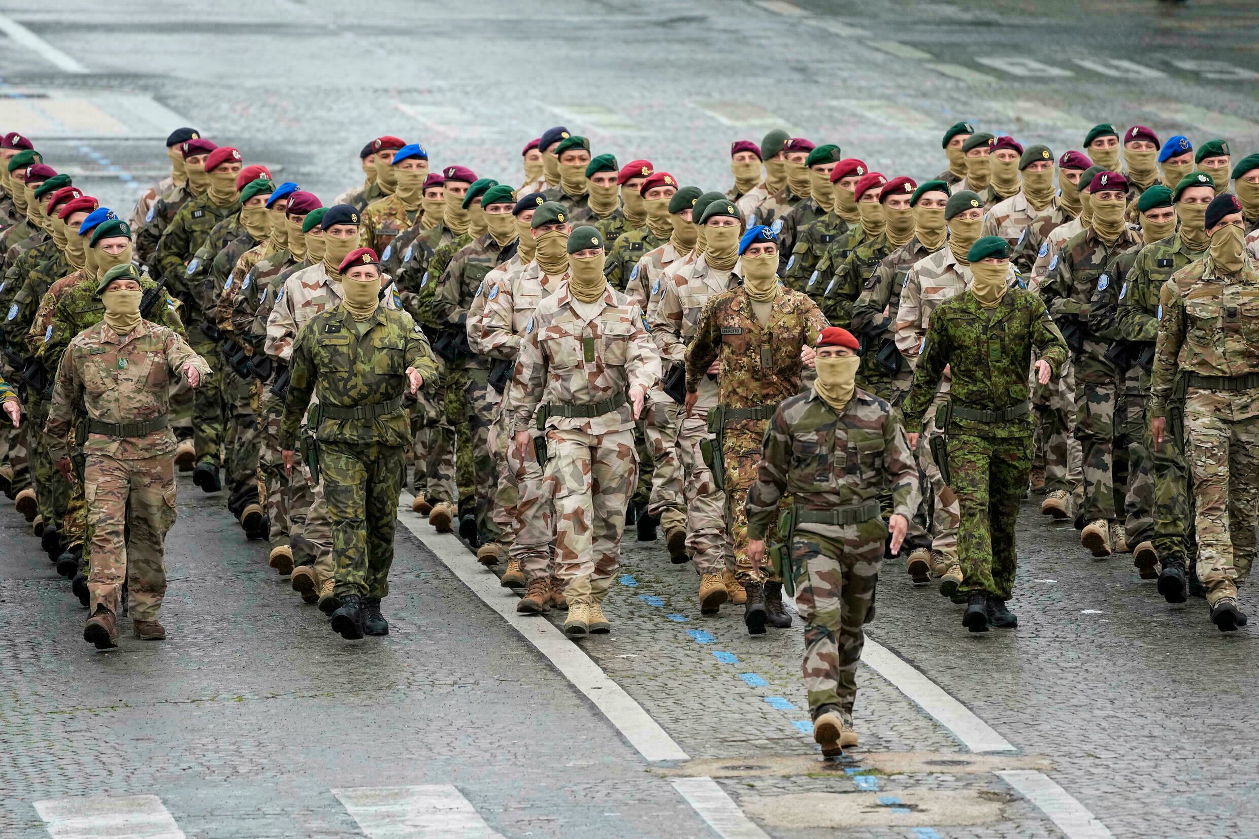 Бойцы Сил специальных операций Эстонии, Швеции, Италии, Чехии, Бельгии и Дании — участники Оперативной группы "Такуба", на параде в честь Дня взятия Бастилии в Париже, Франция, 14 июля 2021 г.