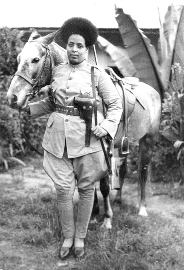 Эфиопская женщина-солдат готовится к борьбе с фашистской Италией Бенито Муссолини в 1935 г.