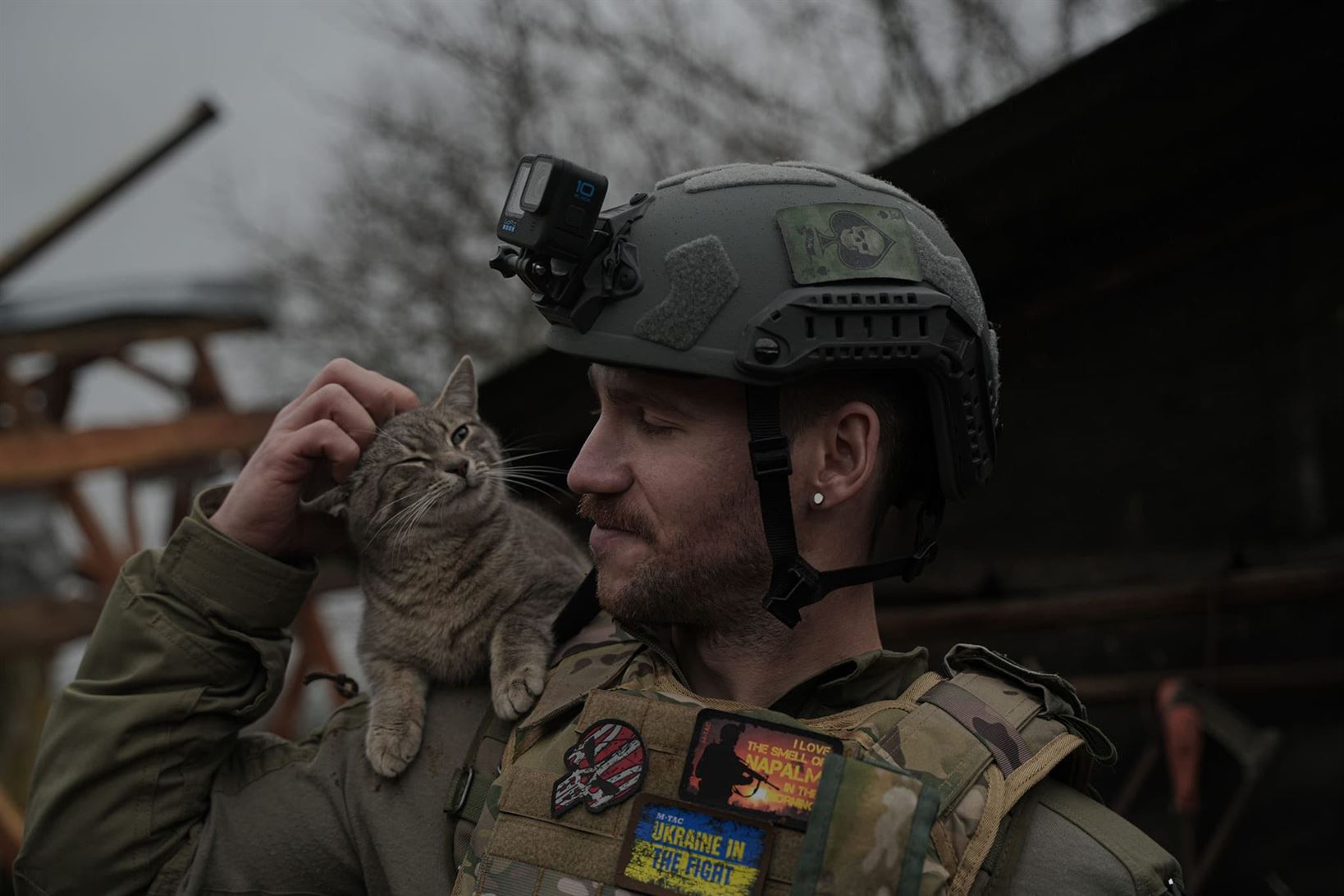 Валерий Маркус с котёнком в зоне боевых действий в Донецкой области, 18 апреля 2022 г.