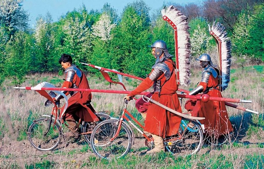 Реконструкторы польских крылатых гусар на велосипедах, 2000-е гг.