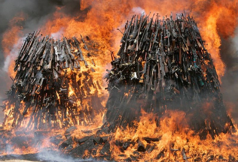Сожжение 5,300 единиц нелегального огнестрельного оружия, Кения, 2016 г.