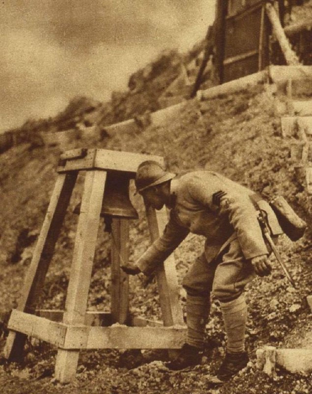 Французский солдат звонит в колокол, предупреждая о газовой атаке, битва на Сомме, Франция, 1916 г.