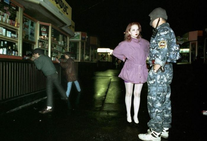 Сотрудник милиции задерживает проститутку, Москва, Россия, 1994 г.