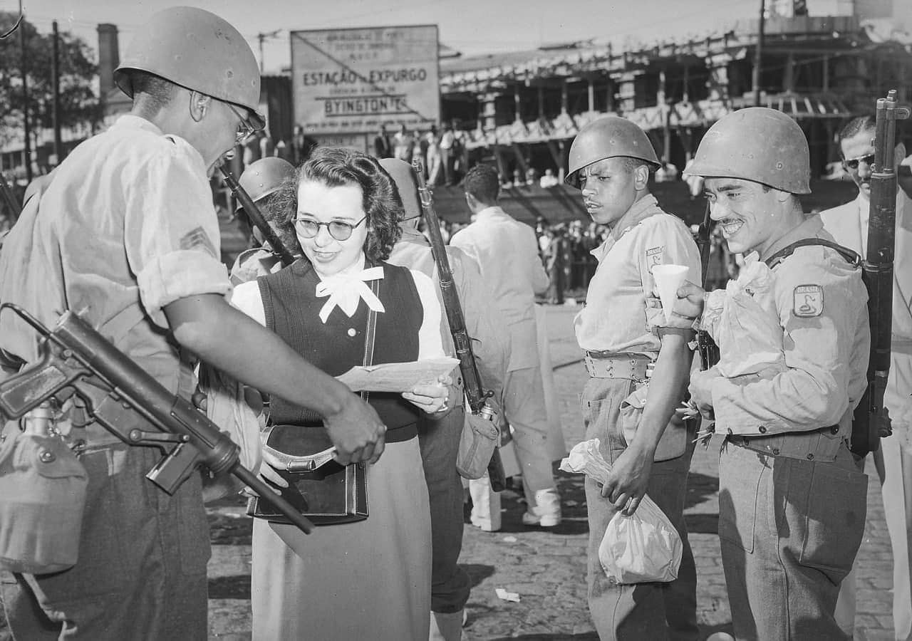 Альзира Варгас, дочь президента Жетулито Варгаса, раздаёт подарки бойцам Бразильского экспедиционного корпуса, вернувшимся из Европы, Рио-де-Жанейро, 1945 г.