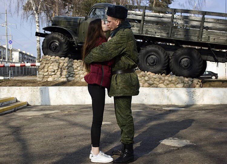 Пара целуется на фоне памятника ЗиЛ-157 у КПП военной части в Минске, Беларусь, 2019 г.