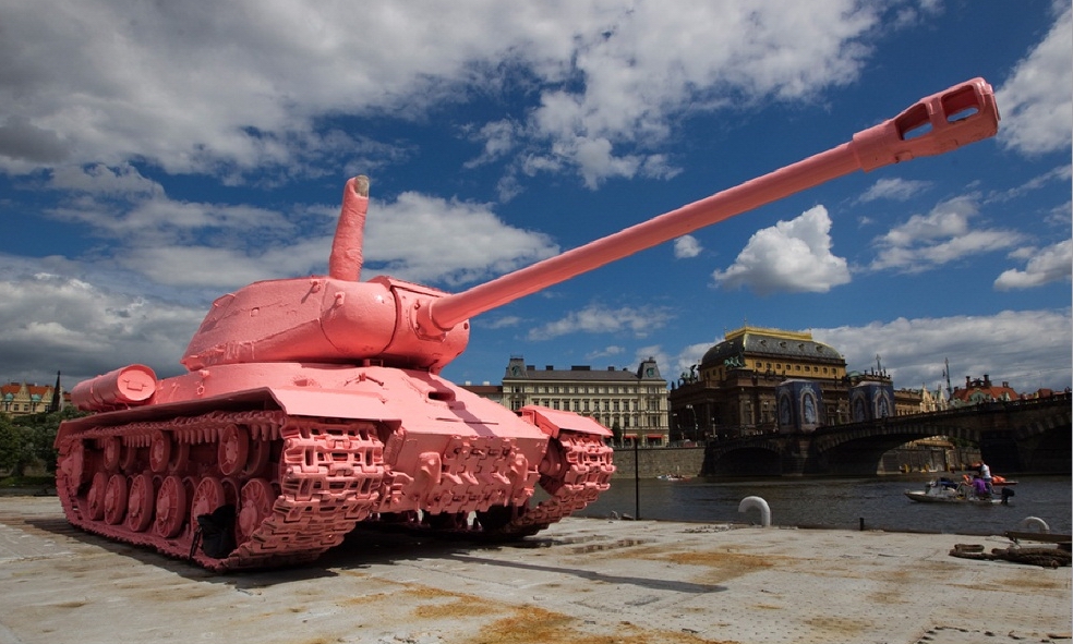Розовый танк ИС-2 со средним пальцем на башне, работа чешского художника Давида Чёрного.