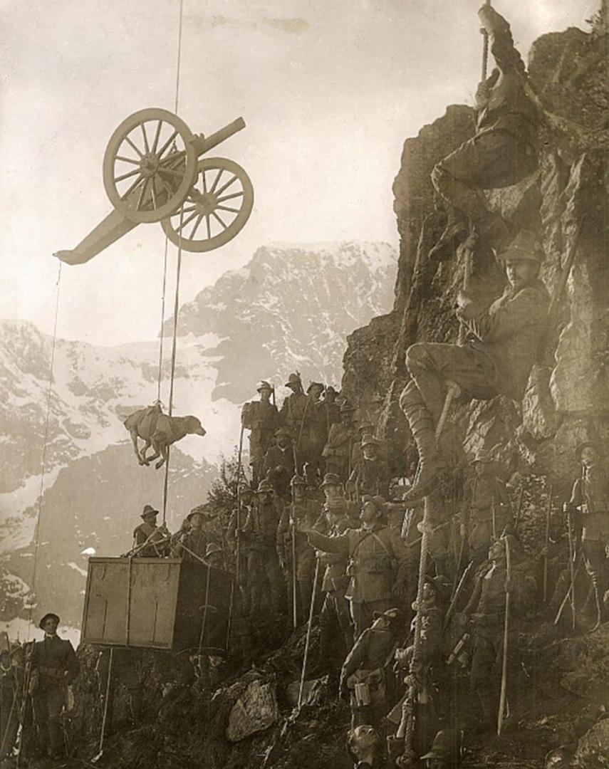 Итальянские солдаты поднимают артиллерию, солдат и собаку на гору, Альпы, 1915 г.