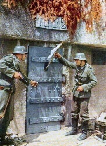 Французские солдаты, спрятавшись в бункере, сдаются немецким солдатам, Линия Мажино, 1940 г.