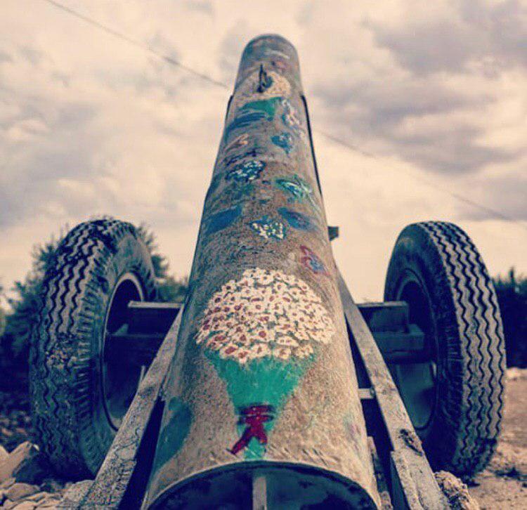 Самодельный миномет бойцов из Идлиба в необычной раскраске в стиле хиппи, Сирия, 2019 г.