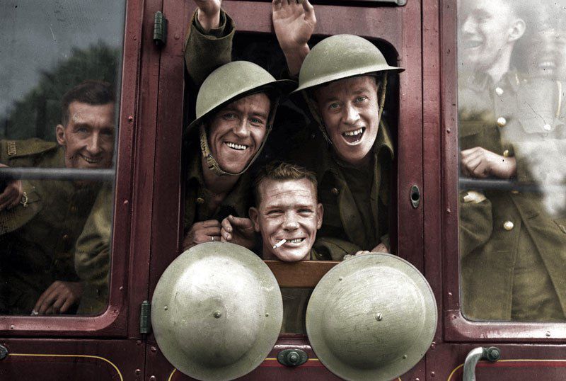 Британские солдаты на поезде впервые отправляются на Западный фронт, Англия, 20 сентября 1939 г.