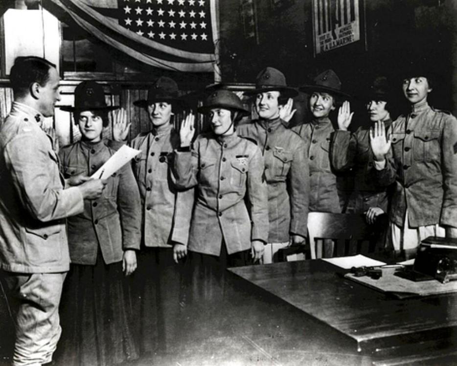Одни из первых женщин, присягнувших в корпусе морской пехоты США, август 1918 г.