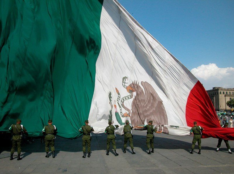 Скручивание "монументального флага" Мексики.