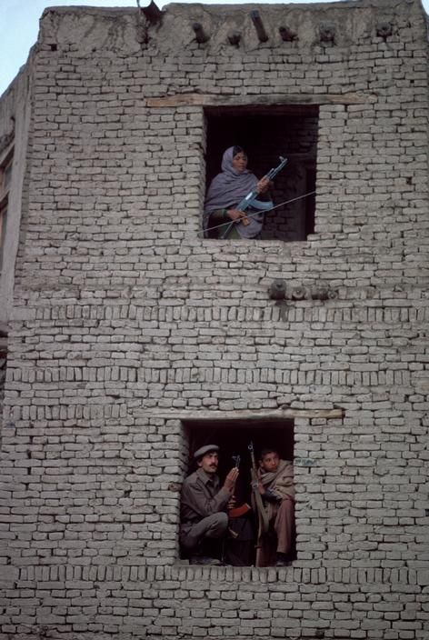 Вооруженная женщина и мужчины-ополченцы защищают свой дом от муджахедов Талибана, село около Кабула, Афганистан, 1986 г.
