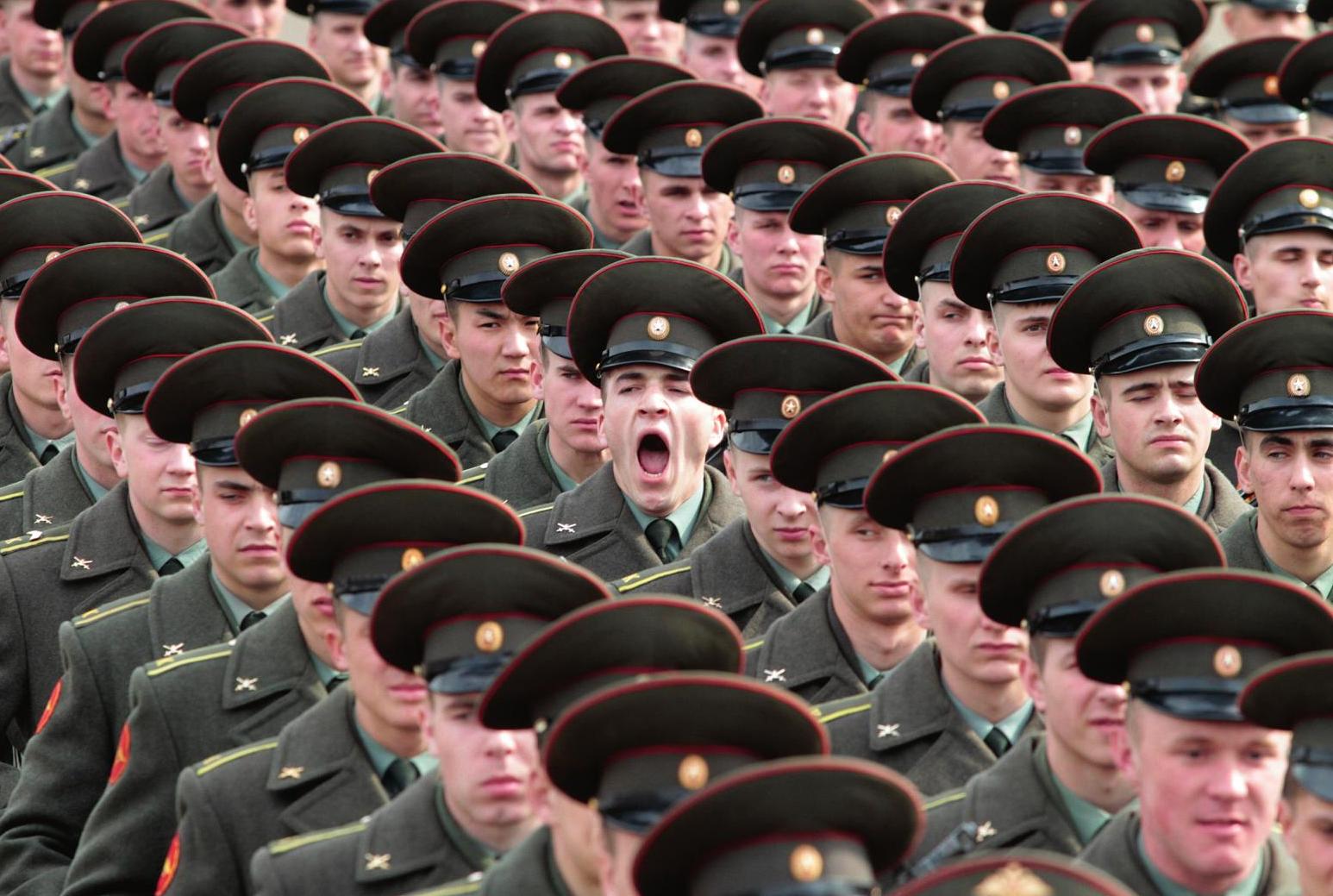 Военный зевает во время официальной церемонии, Россия, 2010-е гг.