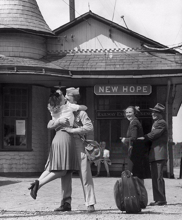 Девушка встречает своего любимого на вокзале "Нью Хоуп" (англ. Новая надежда), Коннектикут, США, 1945 г.