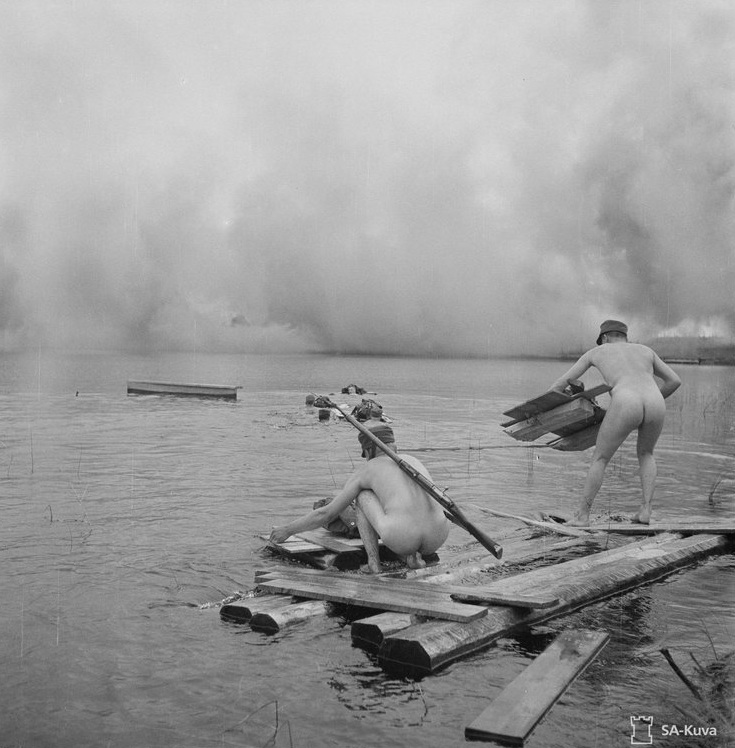Финские войска пересекают озеро под дымовой завесой, Кархумяки, 27 июля 1942 г.