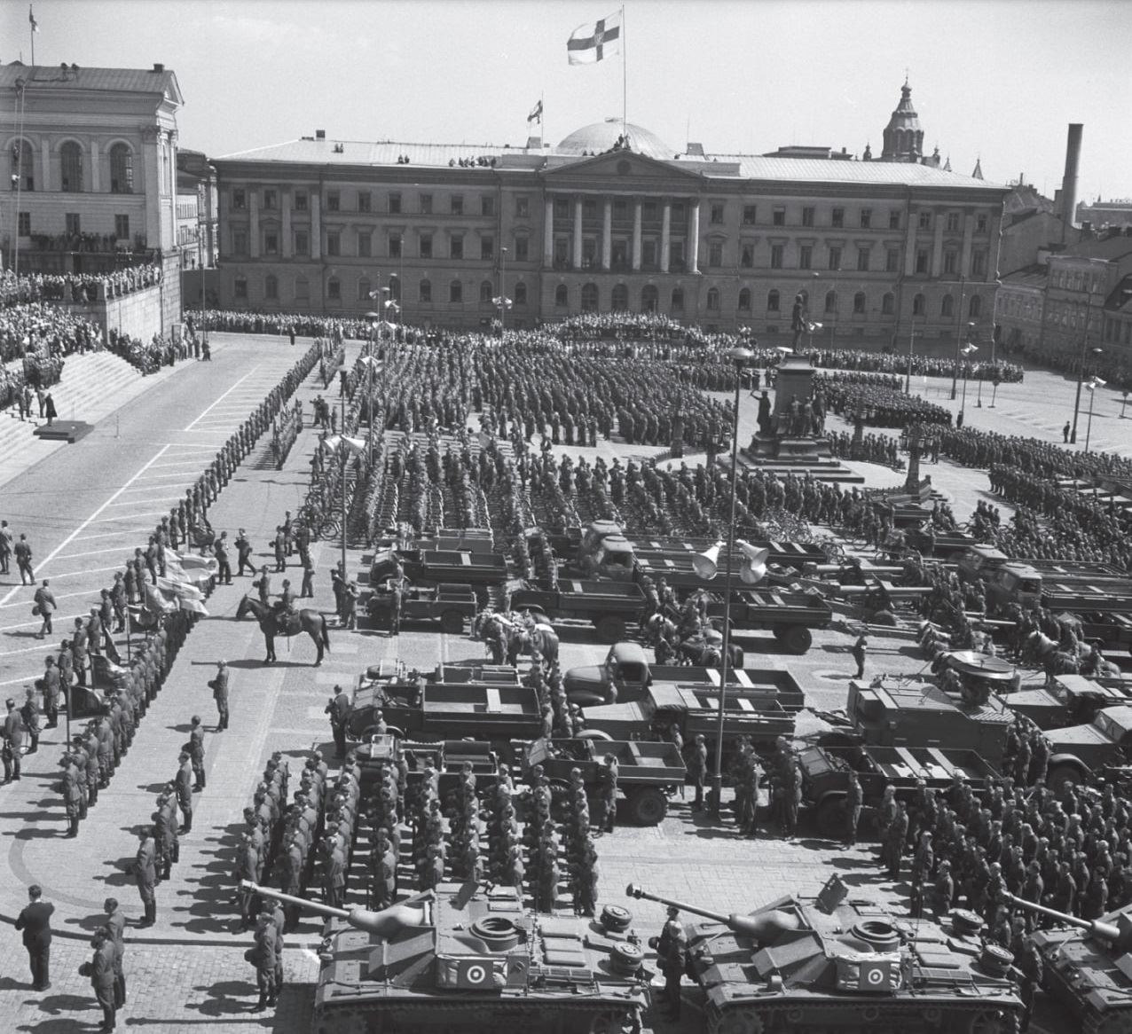 Парад военной техники ВС Финляндии на центральной площади Хельсинки, 1964 г.