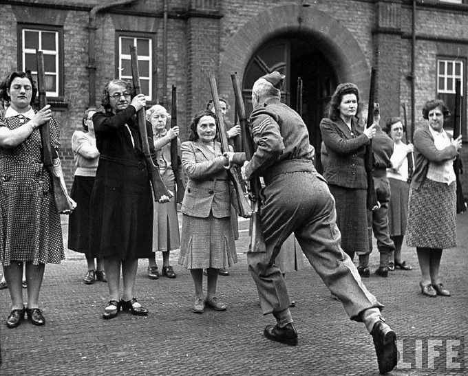 Британский сержант тренирует женщин из "армии мамаш" во время Битвы за Британию, 1940 г.