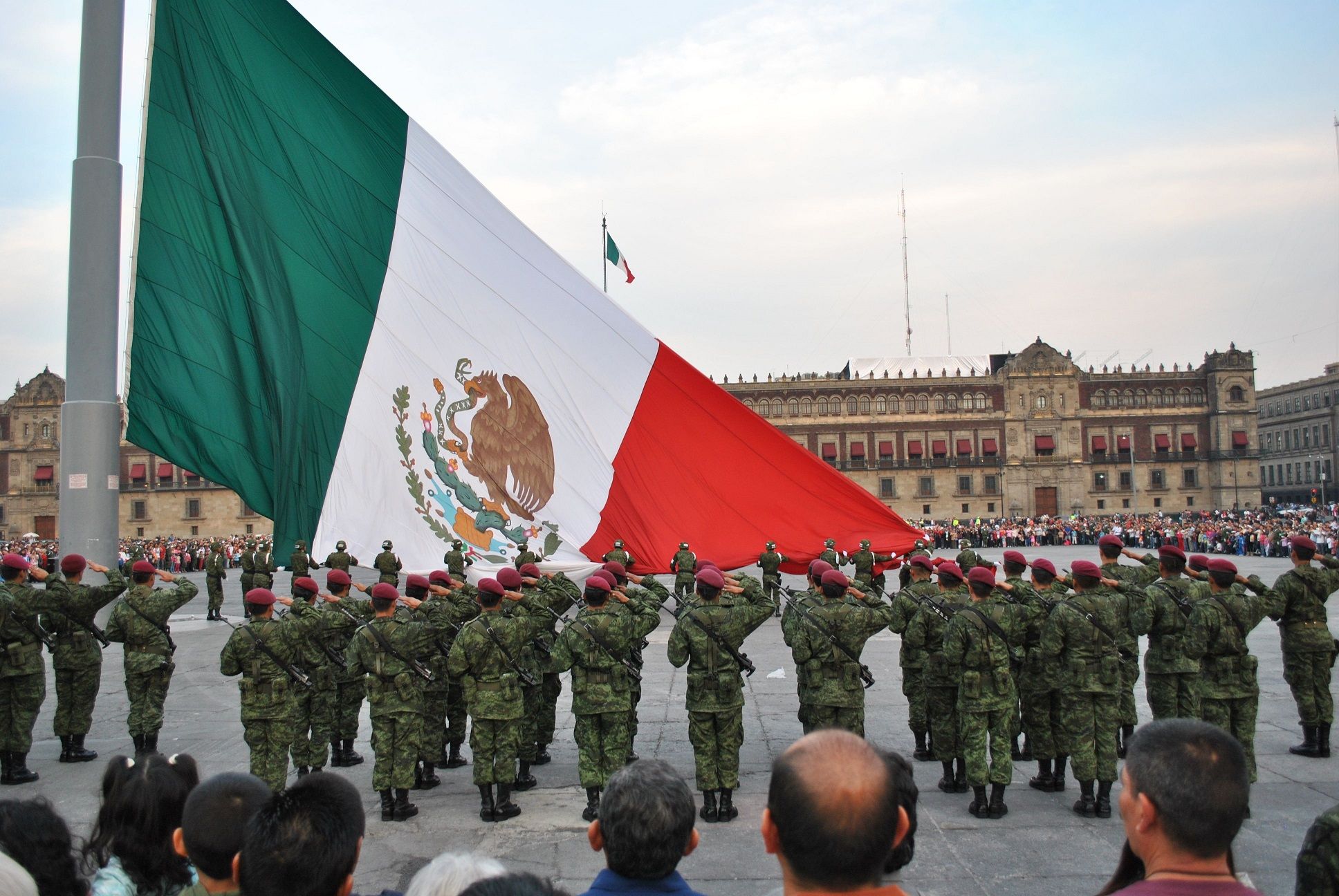 Поднятие "монументального флага" Мексики шириной в 25 метров и длиной в 14 метров.