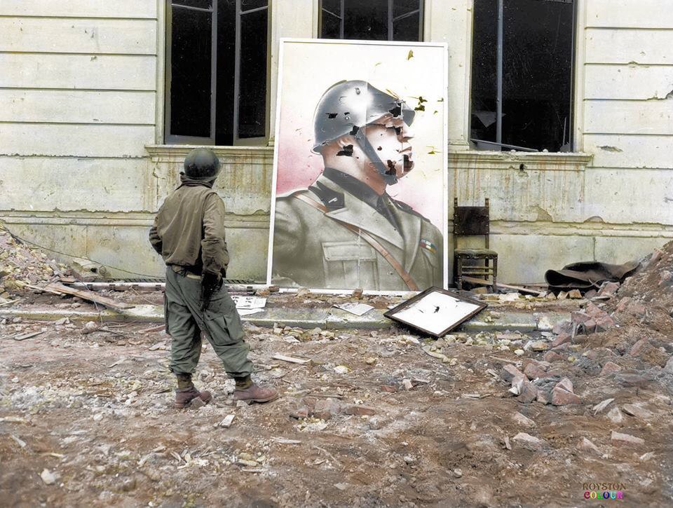 Американский солдат и пронизанный пулями портрет Бенито Муссолини, Анцио, Италия, 1944 г.
