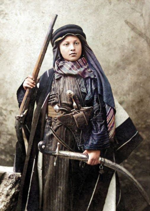 Юная девушка в арабской одежде и с османским оружием, Иерусалим, Османская Палестина, около 1900 г.