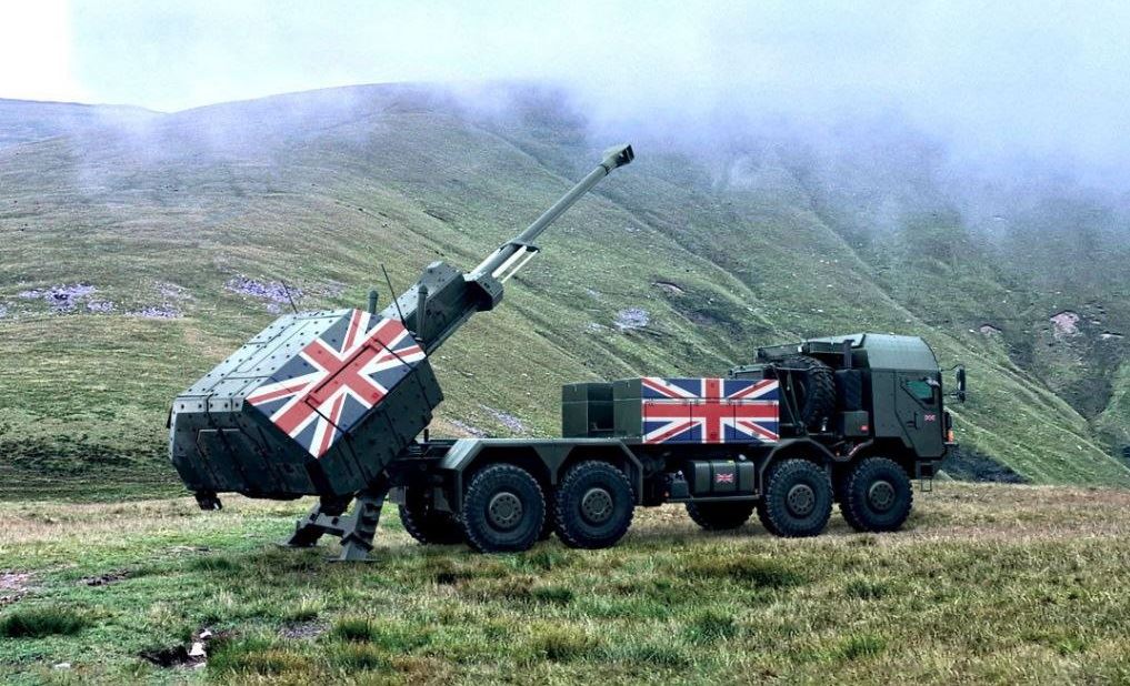 Шведская самоходная гаубица "Archer" британской армии, украшенная флагами Великобритании, на полигоне в Шотландии, осень 2023 г.