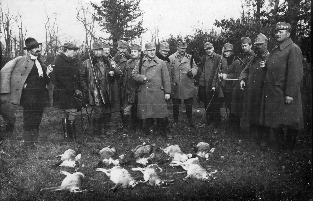 Австро-венгерские офицеры после праздничной охоты на зайцев, Первая мировая война.