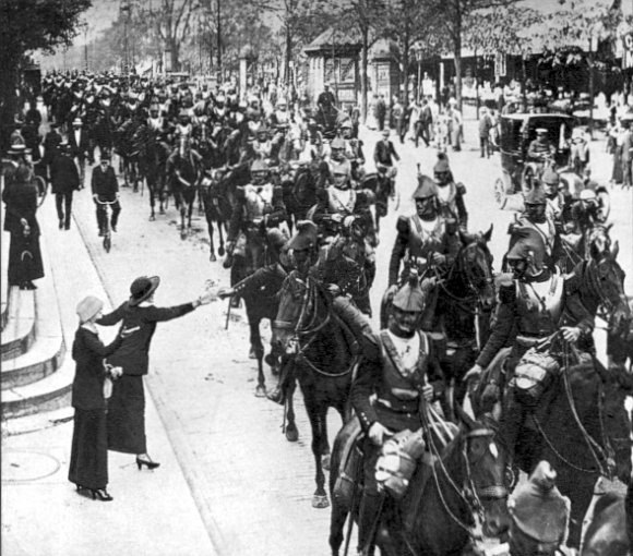 Парижские женщины провожают кирасиров на фронт, Франция, август 1914 г.