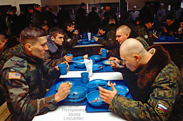 Российские и американские солдаты столуются напротив друг друга, Босния, 1996 г.