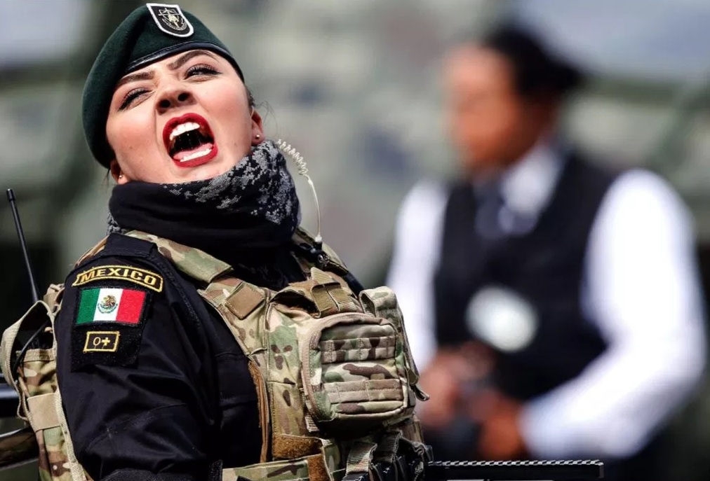 Мексиканская девушка-солдат участвует в военном параде в честь Дня Независимости, 16 сентября 2018 г.