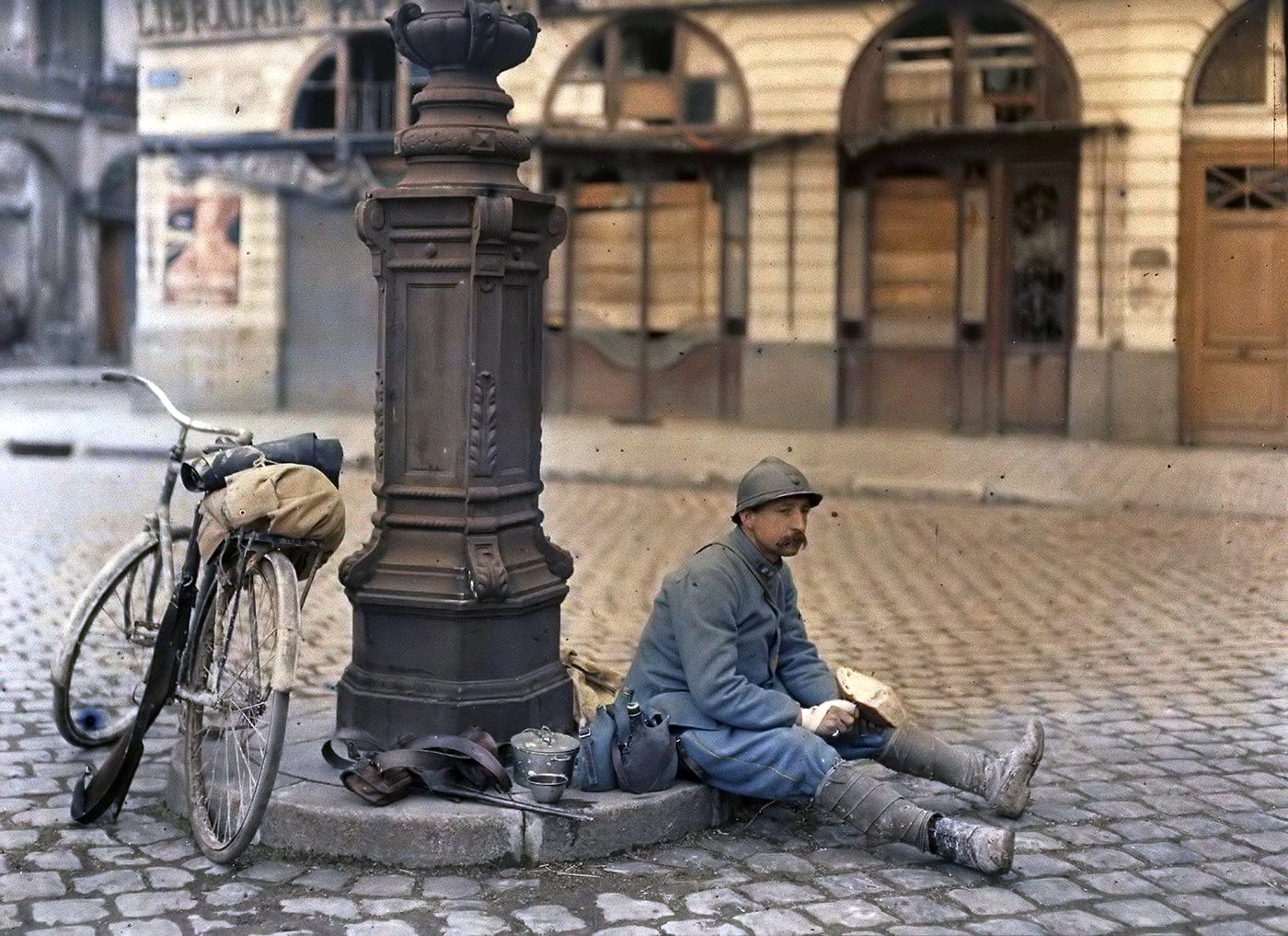 Французский солдат обедает на одной из улиц Реймса, 1917 г.