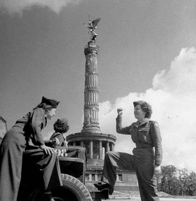 Американские девушки-представители оккупационных властей, Берлин, вторая половина 1945 г.