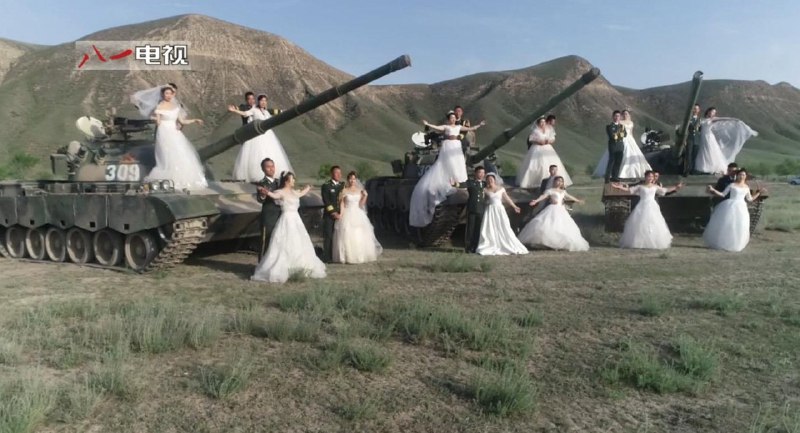 Коллективная свадьба китайских военнослужащих из 15 пар в Синьцзяне, на фоне танков Тип 80, 2019 г.
