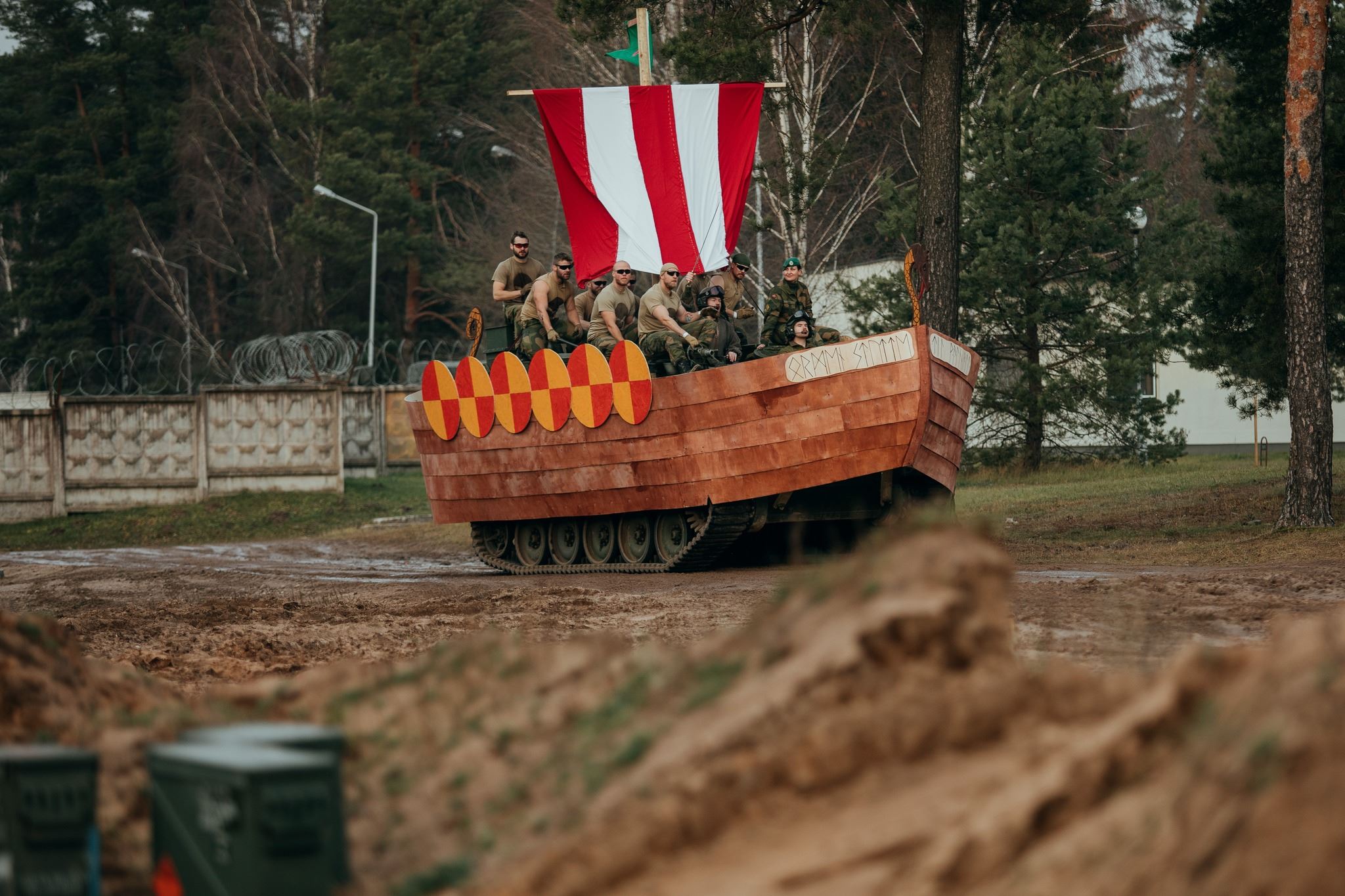 Солдаты НАТО на бронетранспортёре M113, который украшен в виде драккара викингов, во время учений в Литве, 28 ноября 2021 г.