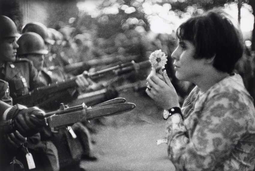 Участница протестов против войны во Вьетнаме, 21 октября 1967 г. У солдат виден штык М6 к самозарядной винтовке М14.